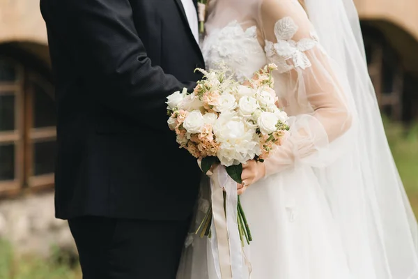 Detalles de la mañana nupcial. Boda hermoso ramo en las manos o —  Fotos de Stock