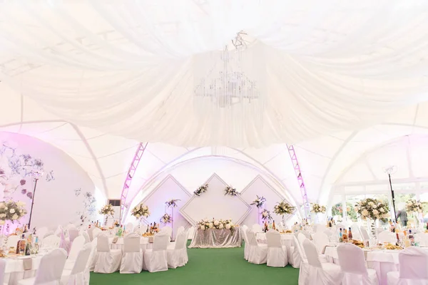 Dekorkonzept für Hochzeit und Urlaub, schönes weißes Zelt-Deko — Stockfoto