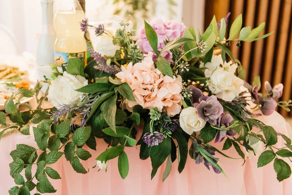 O conceito de decoração para casamentos e feriados, arranjo floral — Fotografia de Stock