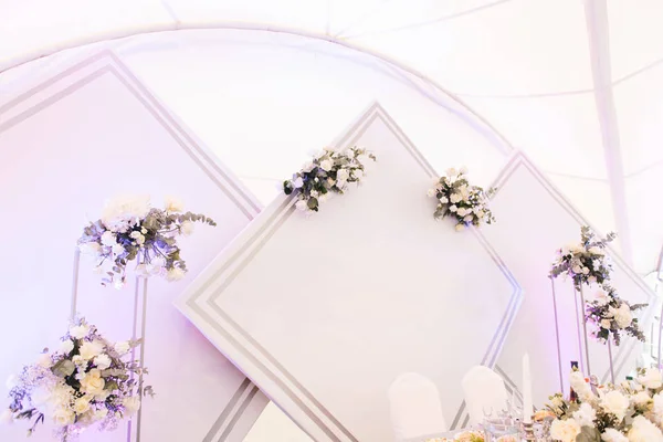 Concepto de decoración para bodas y vacaciones, hermosa decoración de carpa blanca — Foto de Stock