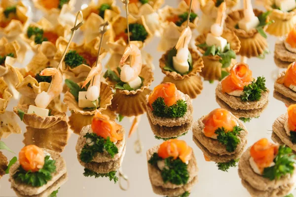 O buffet na recepção. Sortimento de canapés. Serv banquete — Fotografia de Stock