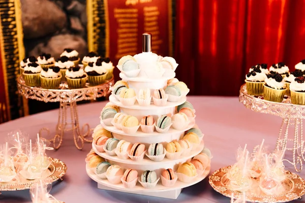 Bar ze słodyczami. Kolorowe makaroniki stojące na świątecznym stole z d — Zdjęcie stockowe