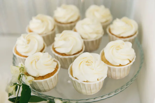 Candy bar.  White cupcakes.  The concept of children's birthday — Stock Photo, Image