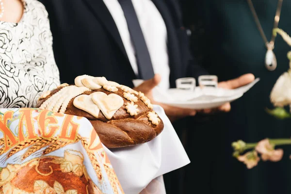 Bröllopslimpa. Bröd och salt för bruden och brudgummen ryska gifta — Stockfoto