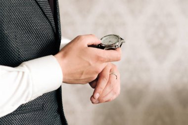 Düğün gününün detayları. Damadın hazırlığı..