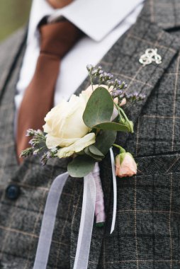 Damat için güzel bir yaka çiçeği. Bir yaka çiçeği tasarla. Düğün.