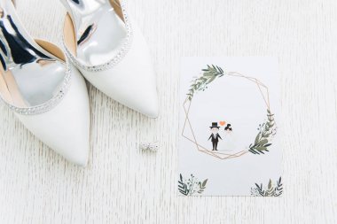 Düğün gününün detayları. Gelinin ayakkabıları ve davetiyesi 