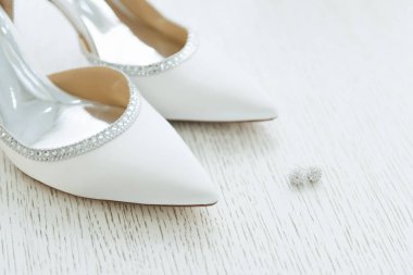 Düğün gününün detayları. Gelinin ayakkabıları hafif bir sırtta