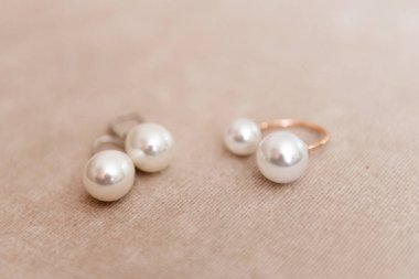 Hafif arka planda kadın düğün mücevherleri, seçici odaklanma