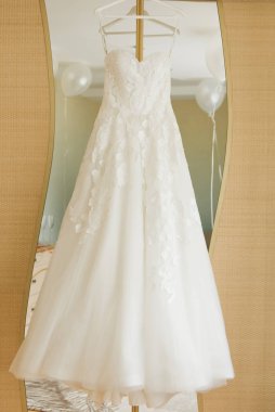 Gelinlik aynada asılı, gelinin sabahı