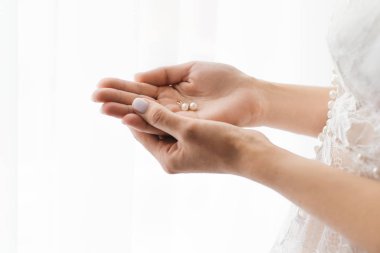 Kadın düğün takıları (küpeler) gelinin ellerinde, se