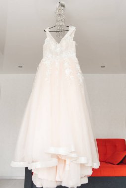 Gelinlik aynada asılı, gelinin sabahı