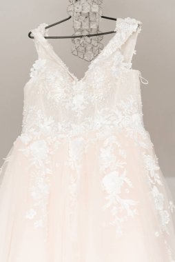 Gelinlik aynada asılı, gelinin sabahı