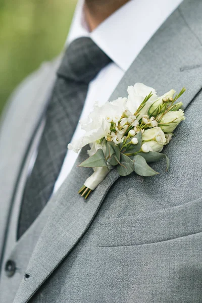 Beautiful boutonniere of the groom. Design a boutonniere. Weddin — Stock Photo, Image