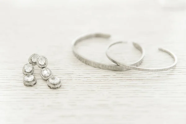 Dámské svatební šperky na světlém pozadí, selektivní zaměření — Stock fotografie