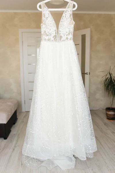 Vestido de novia colgando en el espejo, mañana de la novia —  Fotos de Stock