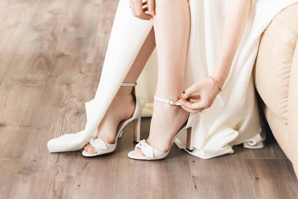 The details of the wedding day. Bride wears wedding shoes — 스톡 사진