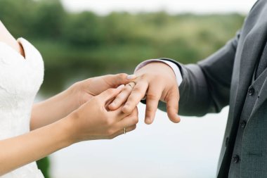 Gelin ve damat yüzüklerini takın.