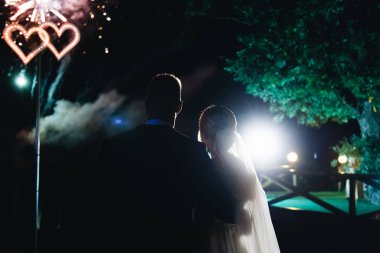 Arka planda gece gecesi var. Genel büyüme planı. - Evet.