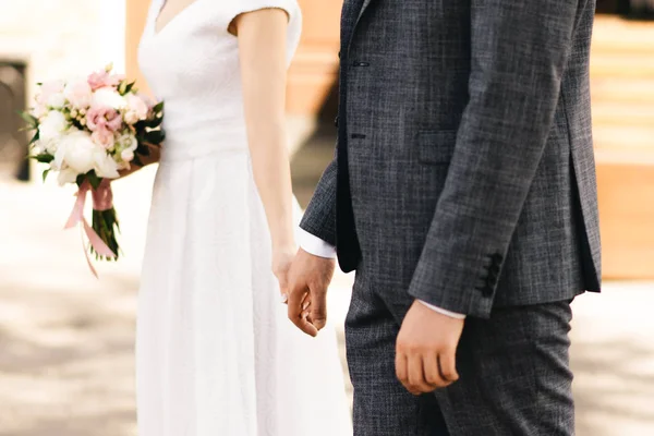 Bruiden en bruidegom handen met ringen, close-up weergave — Stockfoto
