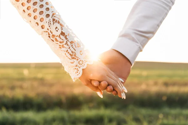 Brudgummen och brudar händer med ringar, närbild Visa — Stockfoto