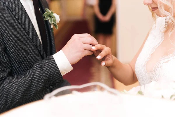 Кольца жениха и невесты закрываются — стоковое фото