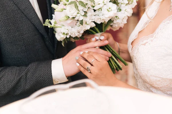 Кольца жениха и невесты закрываются — стоковое фото
