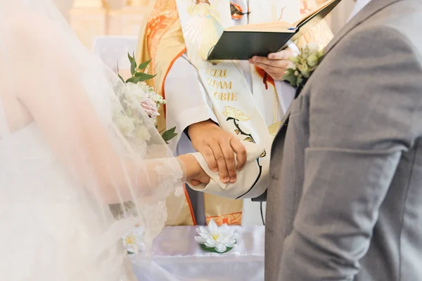 新娘新郎和牧师的手都是特写 圣礼 — 图库照片