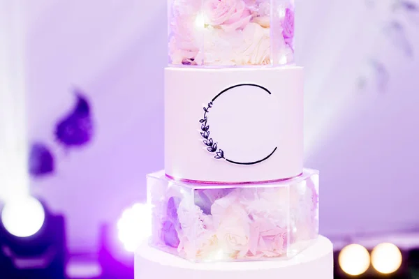 豪華な4層の白いケーキに花、結婚式のデザート — ストック写真