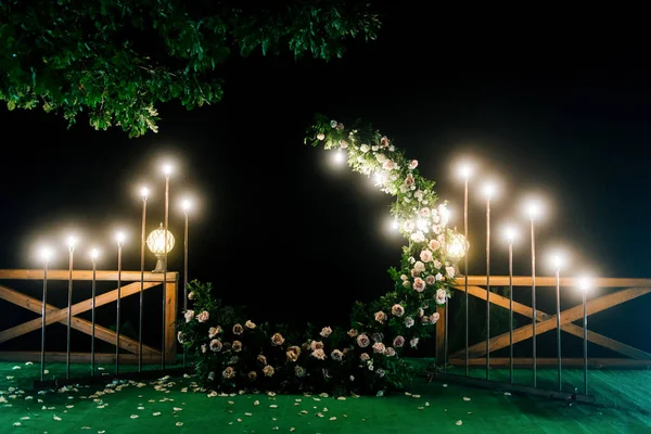 Ночная свадебная церемония с большим количеством огней, свечей, фонарей . — стоковое фото
