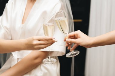 Düğün gününün detayları. Camlı kız arkadaşı olan gelin