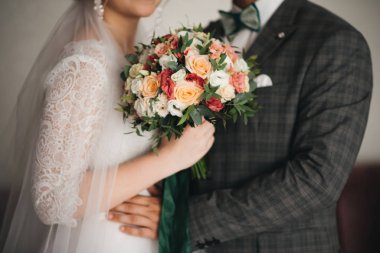 Gelin ve damadın ellerinde çekici bir düğün buketi