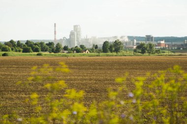 ch işlemek için endüstriyel bir fabrikanın arka planında alan