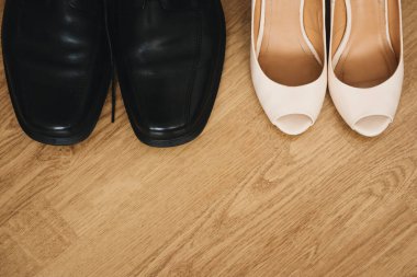 Gelin ve damat için düğün ayakkabıları Tahta bir çantanın yanında durun