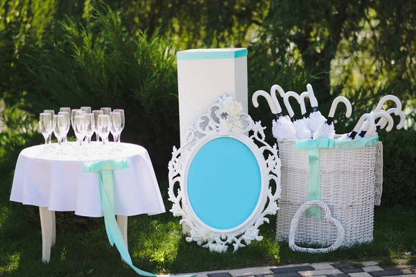 Весільний декор і шведський стіл для весільної реєстрації на природі. Умбрі — стокове фото