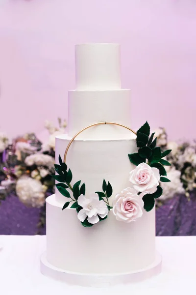 豪华的四层白色蛋糕，配花，婚宴甜点 — 图库照片