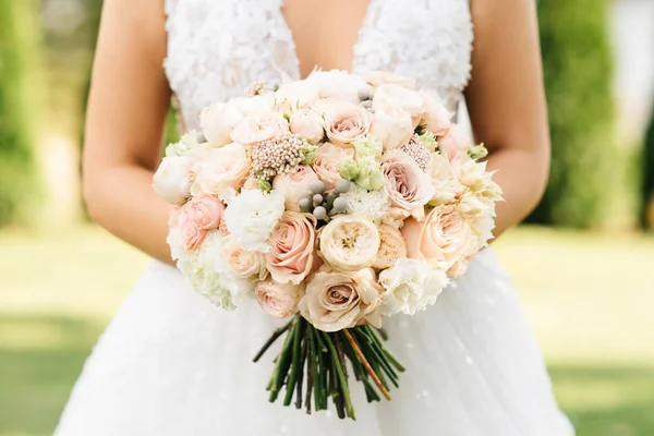 Bridal morning details. Wedding beautiful bouquet in the hands o — Stock Photo, Image