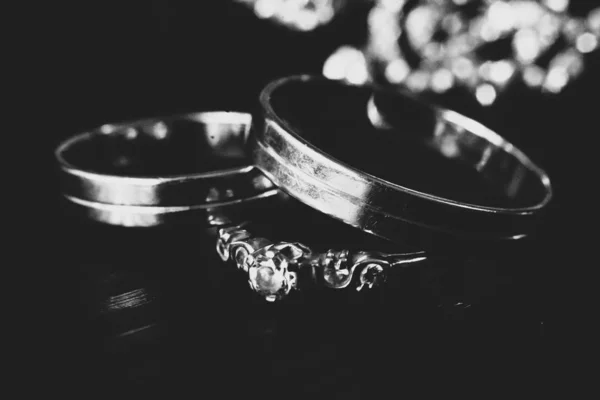 Svatební snubní prsteny. Koncepce lásky. Selektivní soustředění. Černá a — Stock fotografie