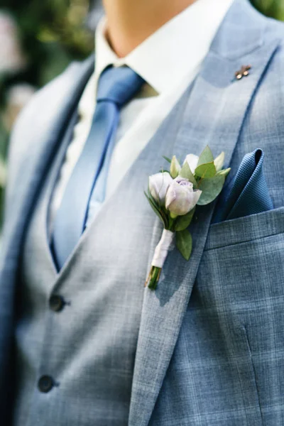 Damat için güzel bir yaka çiçeği. Bir yaka çiçeği tasarla. Düğün.