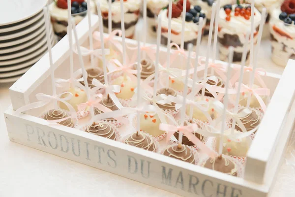 Candy bar.  Candy on sticks cake POPs.  The concept of children' — Zdjęcie stockowe