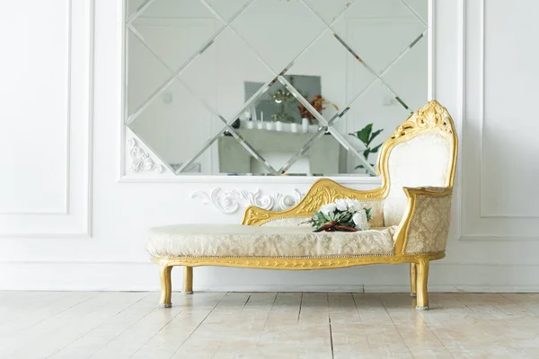 Роскошный винтажный диван с золотом рядом с зеркалом, красивая классика — стоковое фото