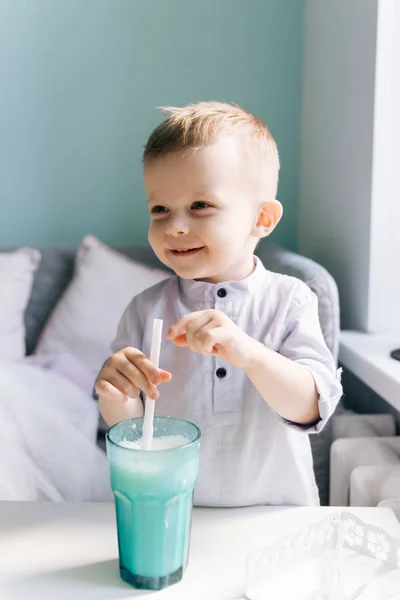 Счастливого Стильного Мальчика Детском Кафе Пьющего Молочный Коктейль — стоковое фото
