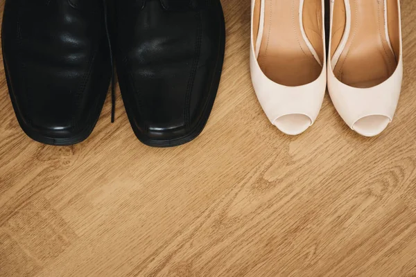 Gelin ve damat için düğün ayakkabıları Tahta bir çantanın yanında durun