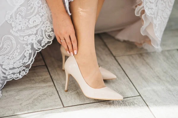 Attraktiv ung brud skor bröllop. Morgon bruden — Stockfoto