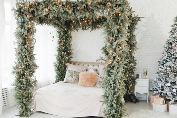 Kerst Ingericht Slaapkamer Interieur Met Dennenboom — Stockfoto