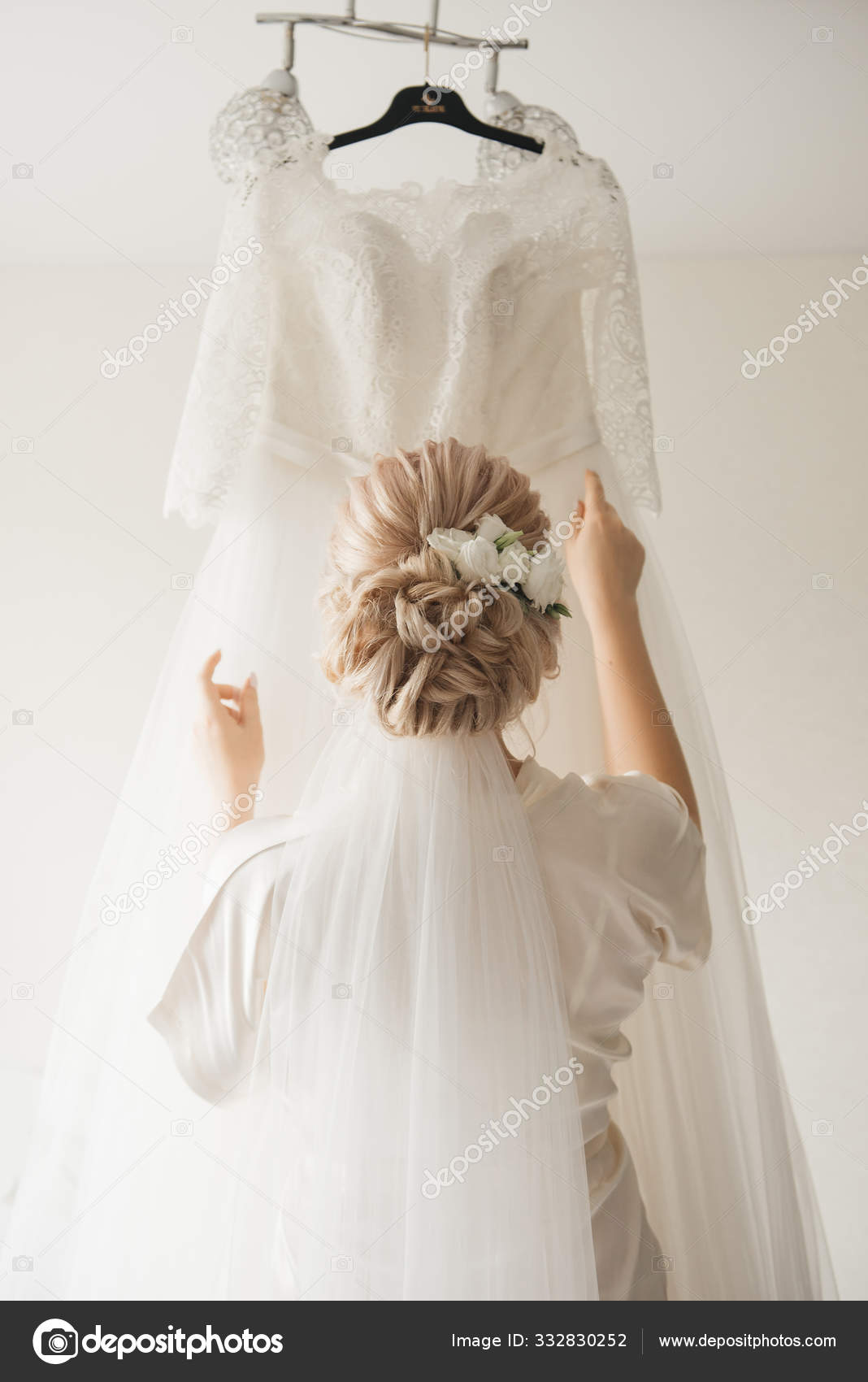 Penteado De Noiva Elegante, Visão Traseira No Fundo Do Casamento Fotos, Imagens De © Ksyusha_Yanovich.mail.ru #332830252
