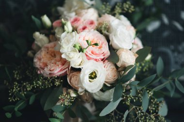 Pembe ve beyaz güllü düğün buketi, Eustomas ve G