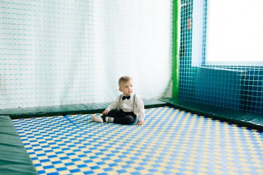 Çocuk merkezinde trambolinde zıplayan sevimli bir bebek. Komik çocukluk