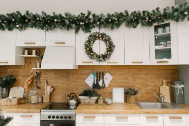 Noel dekorasyonu, tatil için dekore edilmiş mutfak, seçici amaçlı.