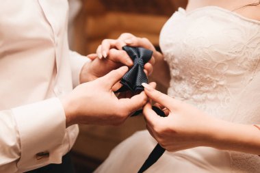 Gelin ve damat papyon takıyor, yaklaşın.